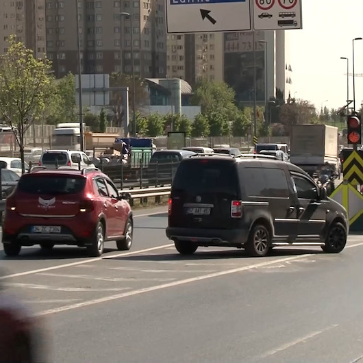 Ters yönde geri giden araçların trafiği tehlikeye soktuğu anlar